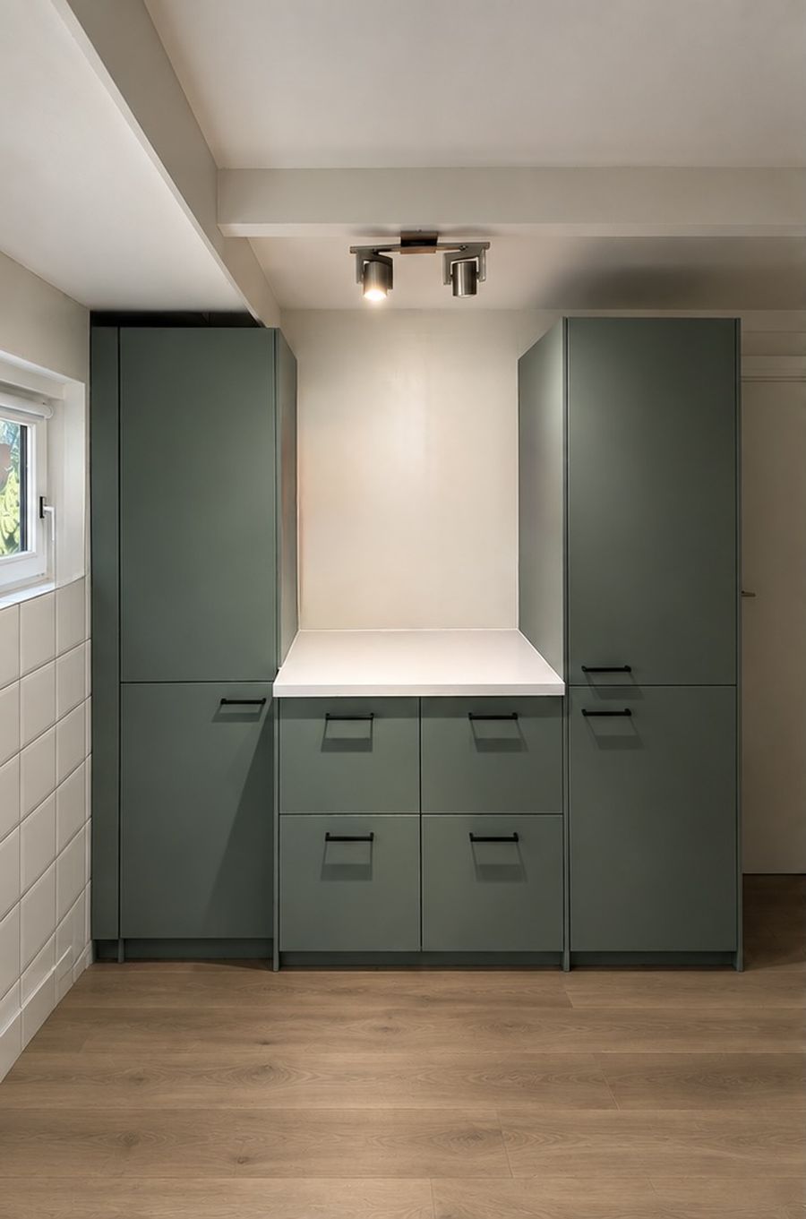 Op maat gemaakte kastenwand na de transformatie door Maatwerk Witte